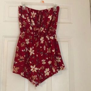 Adorable strapless romper.